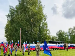 Нижегородские парашютисты и волонтеры развернули в небе государственный флаг России